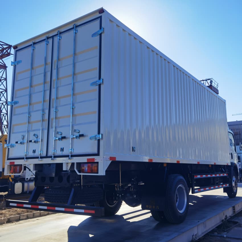 HOWO 4X2 10T Van Box Lorry Transport Cargo Truck en stock