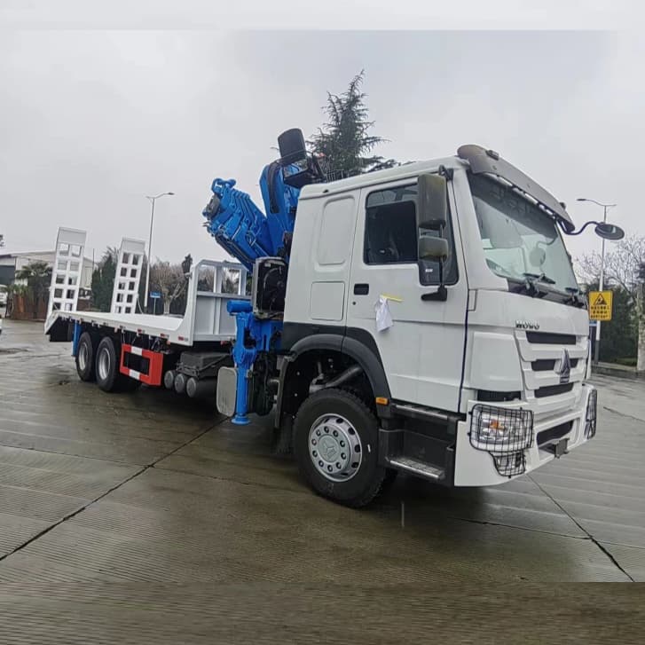 Howo 6x4 8T Camion à plate de grue pliée avec échelle hydraulique