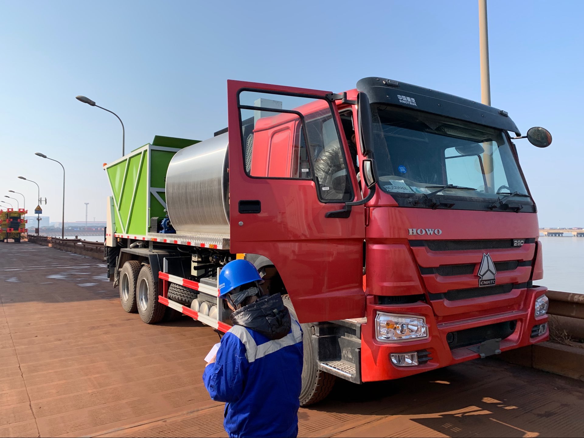Visiting des clients du Soudan pour un camion d'astre à l'asphalte synchrone