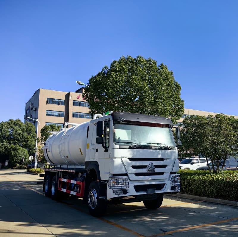 Howo 6x4 20cbm SEWAREAT AUSSIR TRUCK POUR ZAMBIE