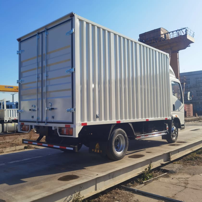 HOWO 4X2 10T Van Box Lorry Transport Cargo Truck en stock