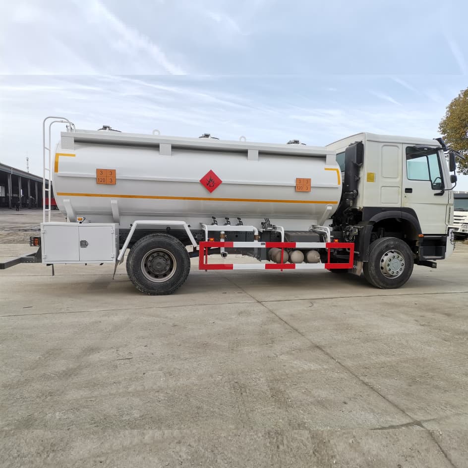Howo 4x2 12000 litres camion de transport de réservoir de carburant