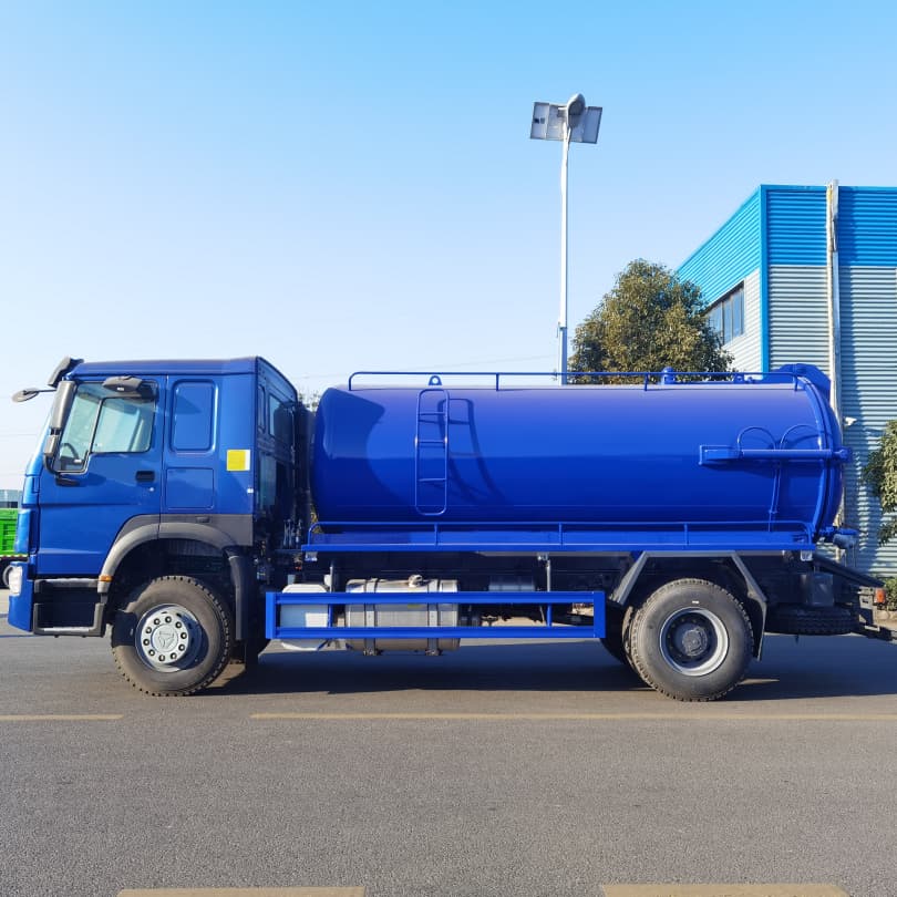 Howo 4x2 12000 litres 12cbm camion d'&eacute;gouts d'aspiration 4 
