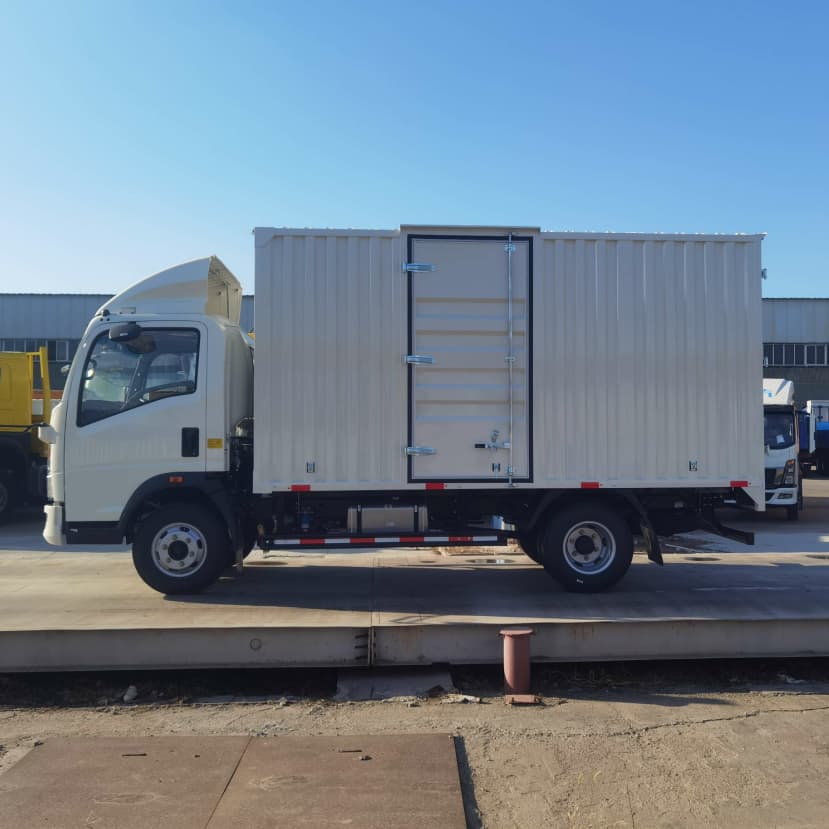 Camion fourgon l&eacute;ger HOWO 4X2 5T &agrave; conduite &agrave; droite en stock