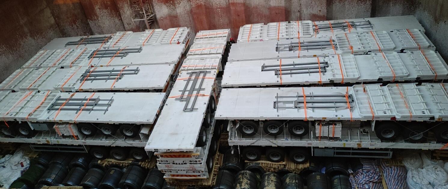 Chargement de remorques &agrave; plateau &agrave; 3 essieux 