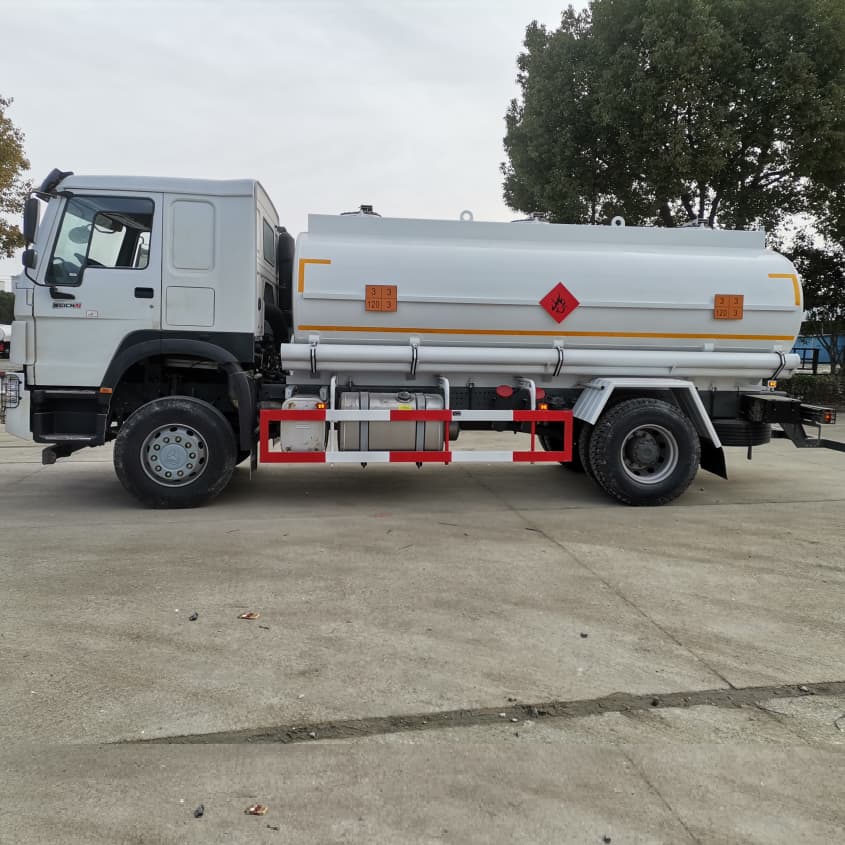 Howo 4x2 12000 litres Camion de transport de réservoir de carburant 5 