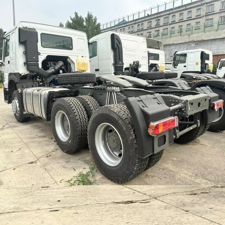 Camion de tracteur &agrave; chevaux Howo 6x4 en stock Howo 6x4 en stock