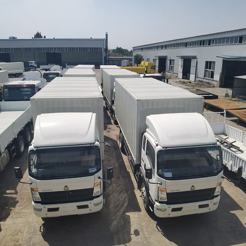 Camion fourgon l&eacute;ger HOWO 4X2 5T &agrave; conduite &agrave; droite en stock 2