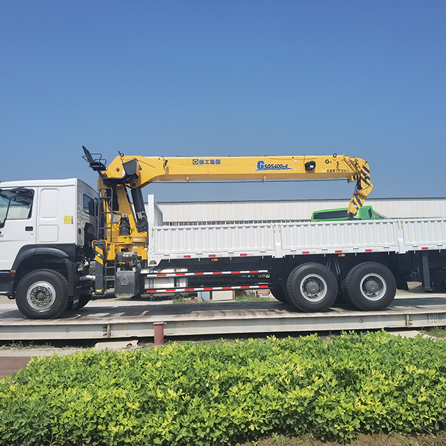 Camion-grue télescopique SINOTRUK HOWO 10T 6X4