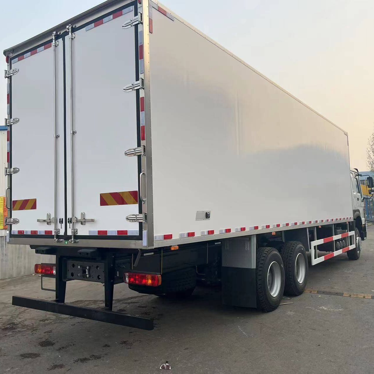 Sinotruk Howo 6x4 25t Camion de réfrigérateur 3