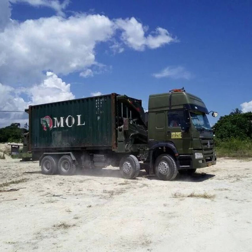 Camion-grue à levage latéral SINOTRUK HOWO 8X4 pour 20GP
