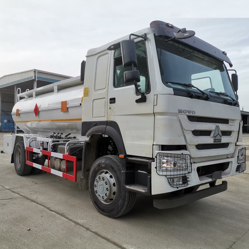 Howo 4x2 12000 litres Camion de transport de réservoir de carburant 5 
