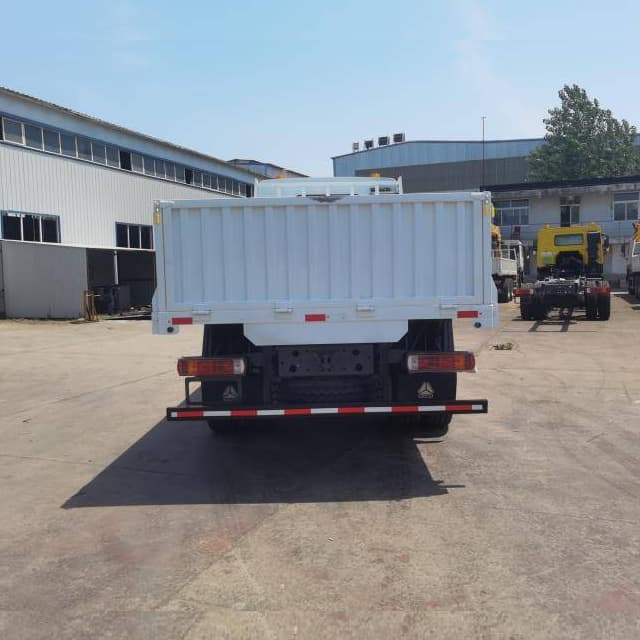 Howo 4x2 Camion de camion de cargo à plateau lourds 4