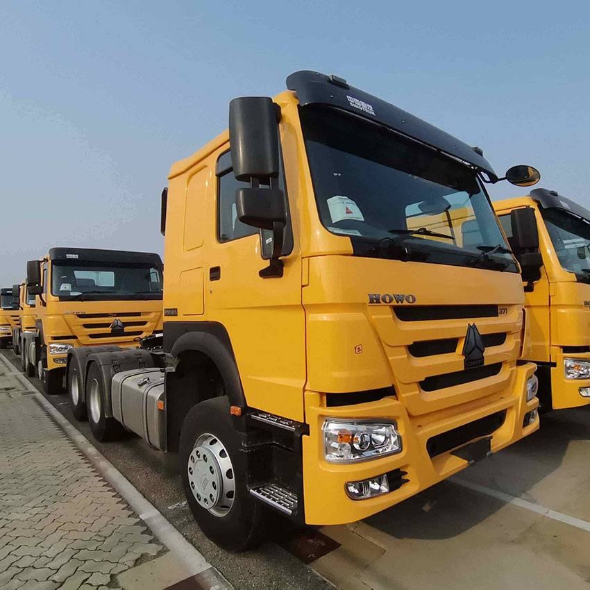 Sinotruk Howo 6x4 Tracteur Camion à droite en stock