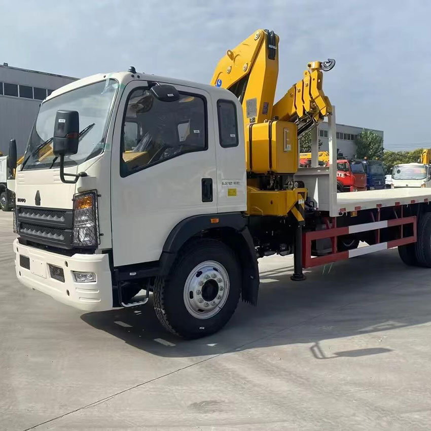 Camion-grue pli&eacute; SINOTRUK HOWO 4X2 5T