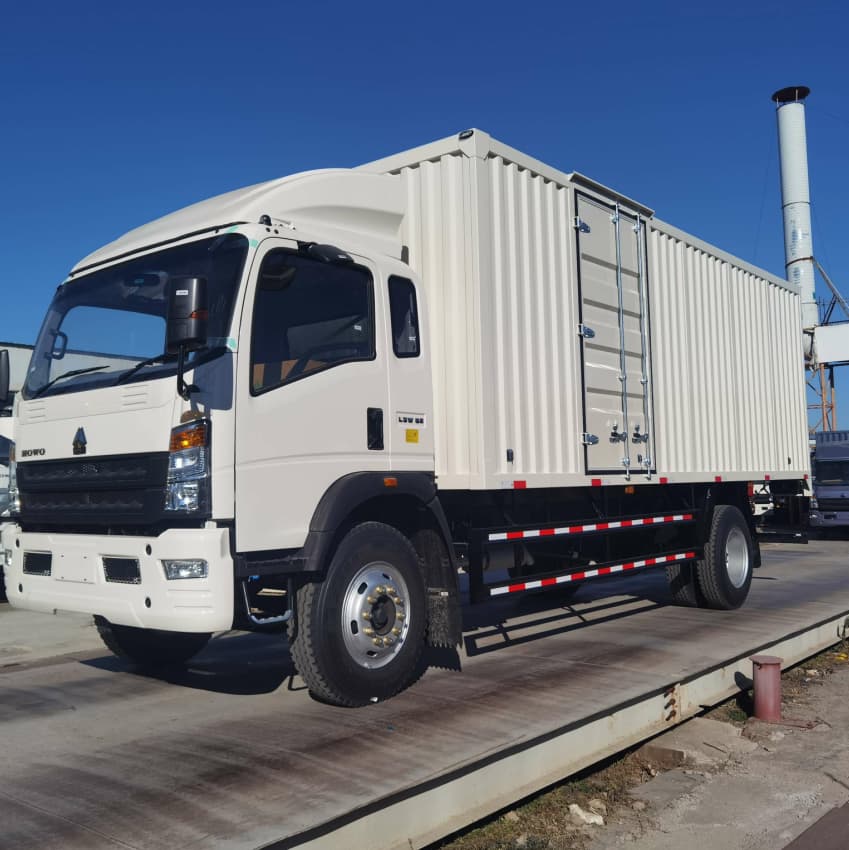 HOWO 4X2 10T Van Box Lorry Transport Cargo Truck en stock