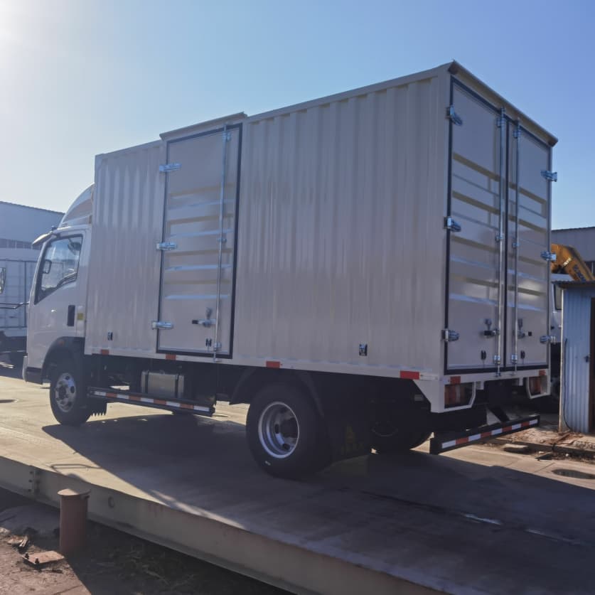 Camion fourgon l&eacute;ger HOWO 4X2 5T &agrave; conduite &agrave; droite en stock