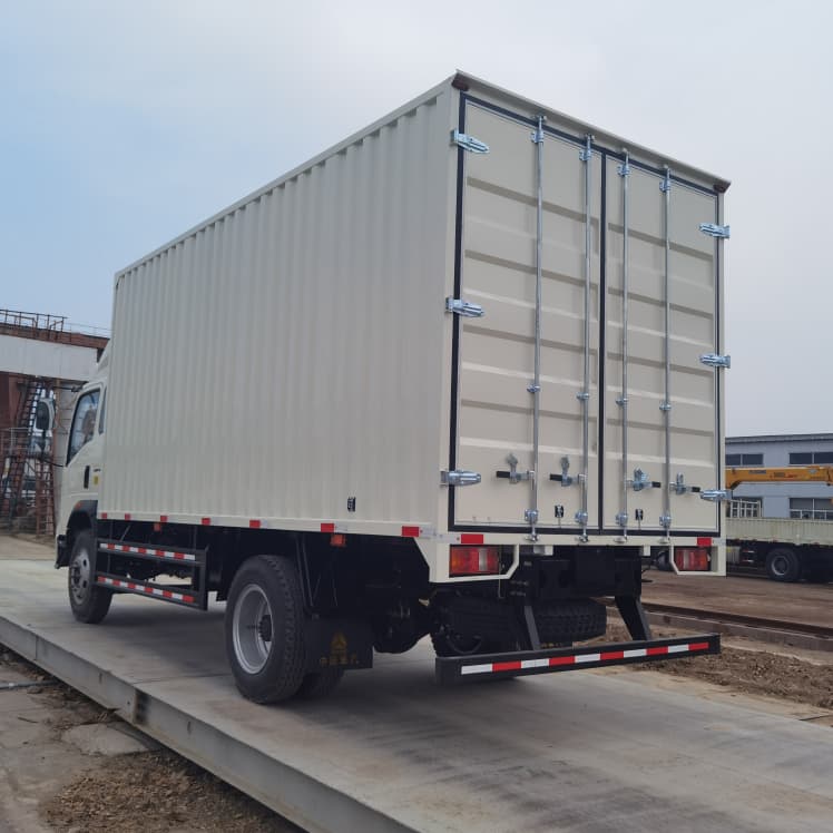 Camion fourgon l&eacute;ger HOWO 4X2 5T &agrave; conduite &agrave; droite en stock6