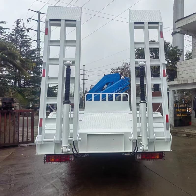 Howo 6x4 8T Camion à plate de grue pliée avec échelle hydraulique
