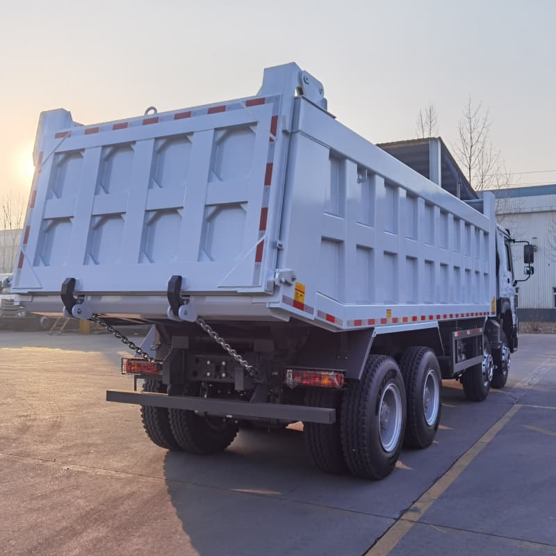 Howo 8x4 25cbm Dump Tipper Truck pour Tanzanie en stock